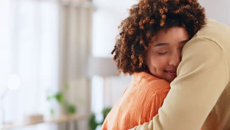 Abrazo,-Casa-Y-Una-Pareja-Abrazándose-Con-Una-Sonrisa