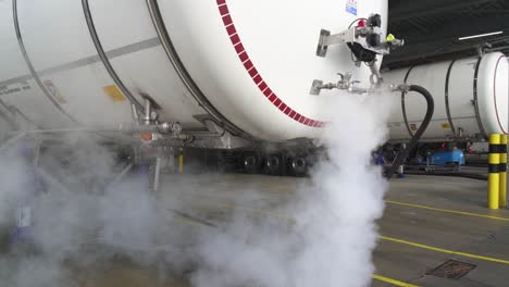 el tanque de combustible externo se limpia con agua caliente que emite vapor, de cerca