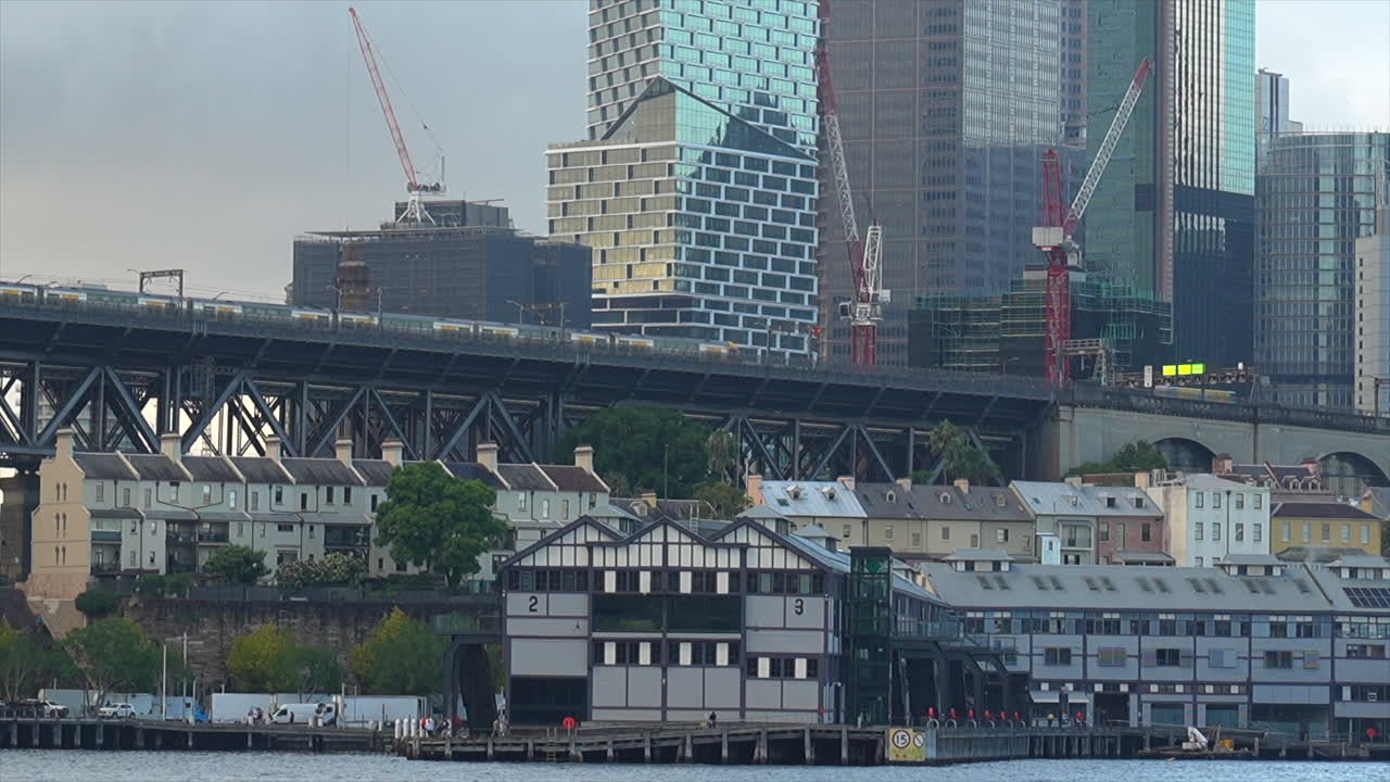 기차는 호주의 시드니 cbd를 떠납니다.