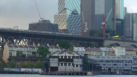 Ein-Zug-Verlässt-Den-Sydney-CBD-In-Australien