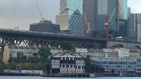 un tren sale del sydney cbd en australia