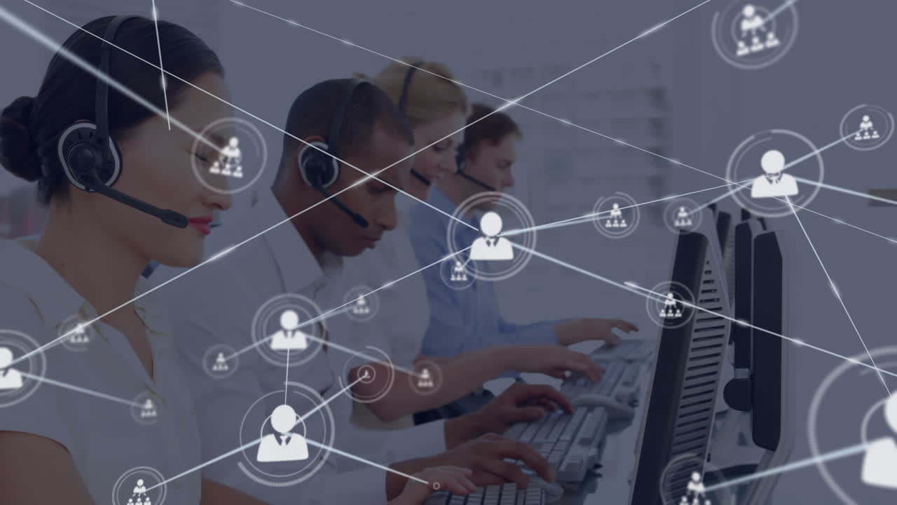 animazione di icone collegate su diversi agenti di servizio clienti che lavorano sul computer in ufficio