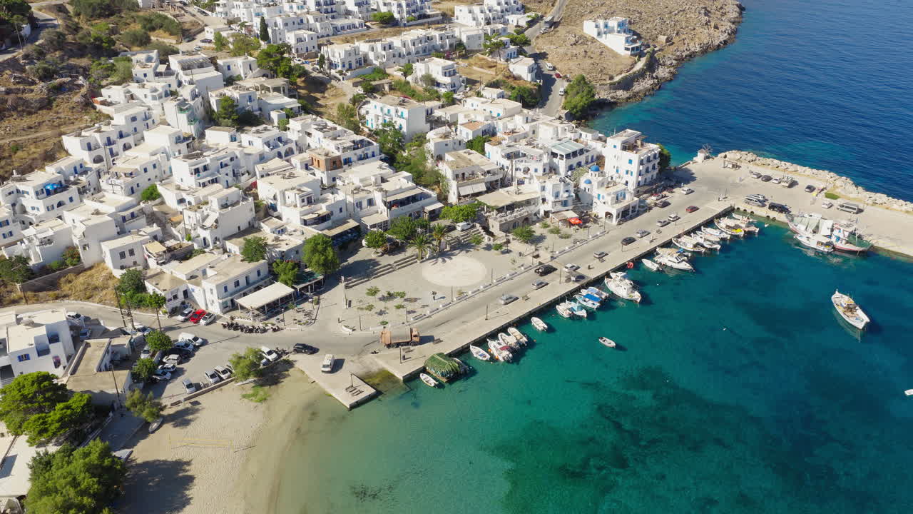 Veduta aerea del porto di Aegiali e del villaggio imbiancato a calce nell'isola di Amorgos, Grecia, turismo di lusso