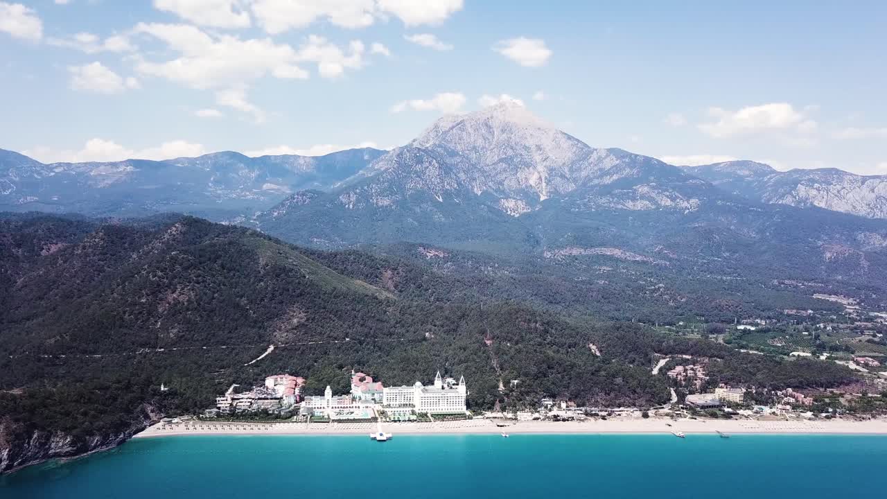 un complejo costero con majestuosas montañas