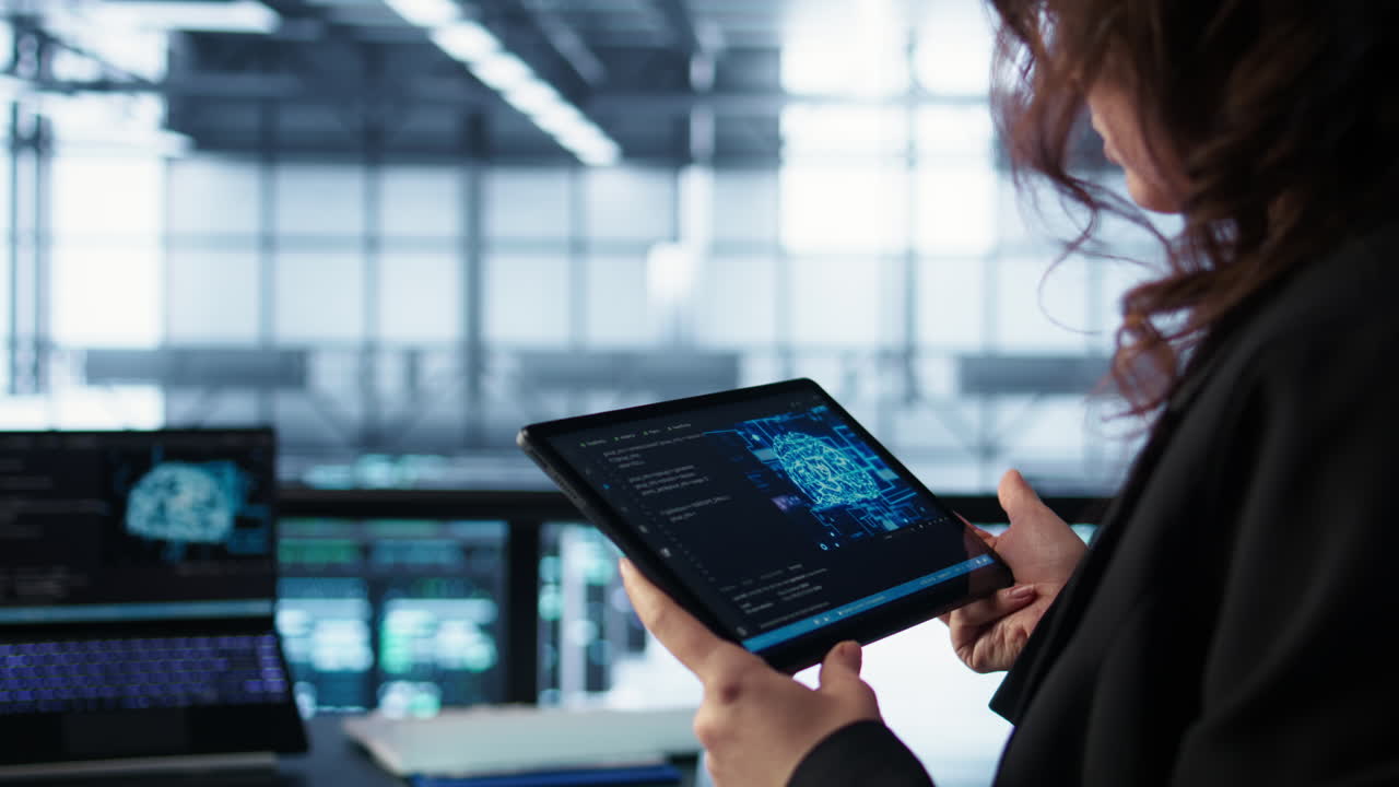 Ingeniero en un centro de datos con una tableta que integra herramientas de automatización impulsadas por IA