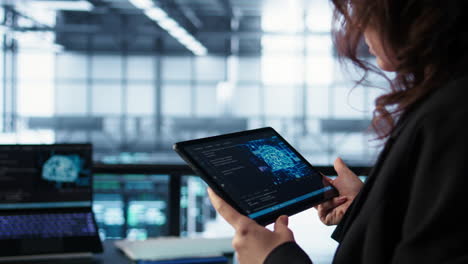 ingeniero en un centro de datos con una tableta que integra herramientas de automatización impulsadas por ia