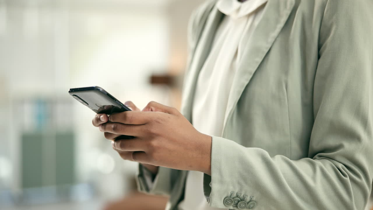 Donna d'affari che manda messaggi sullo smartphone