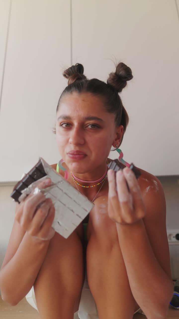 Una mujer comiendo chocolate.