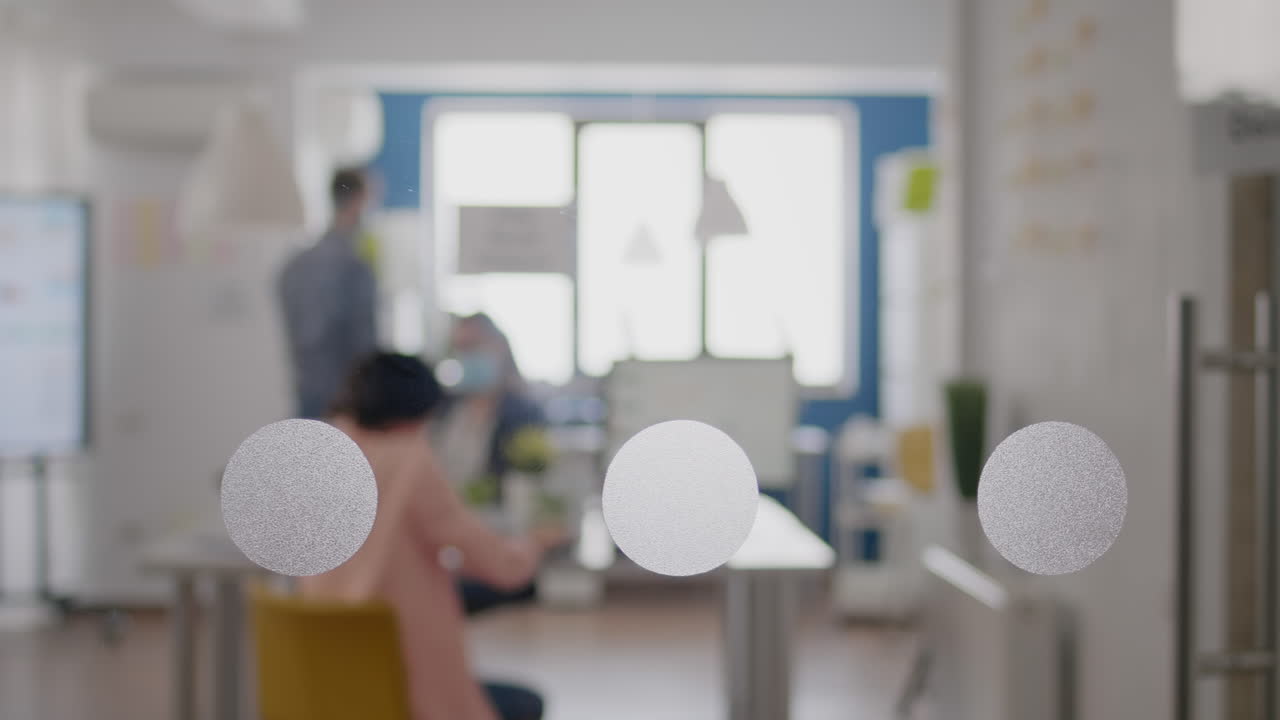 보호 의료 얼굴 마스크 를 착용 한 여자 가 전화 로 이야기 하고 있다