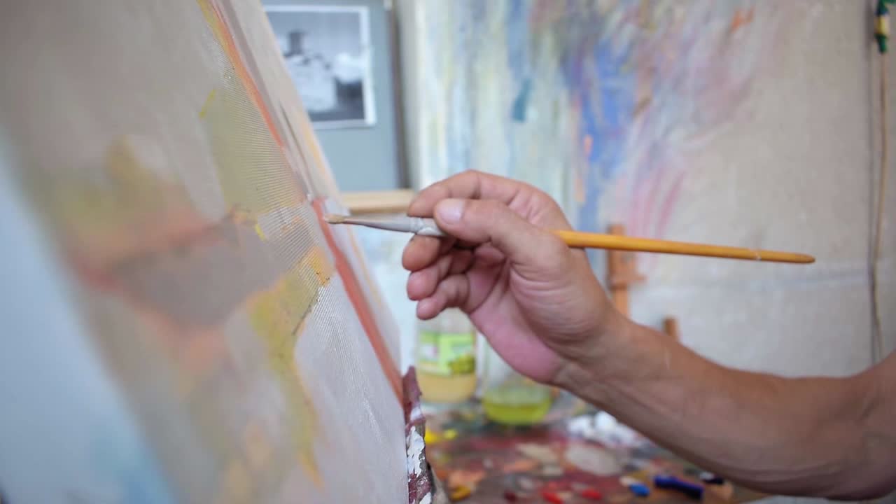 Atelier Painting Artist, Painting Hand Pan Left Slow Motion