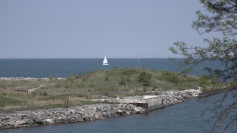 Segelboot-Am-Lake-Michigan,-Chicago-Seeufer