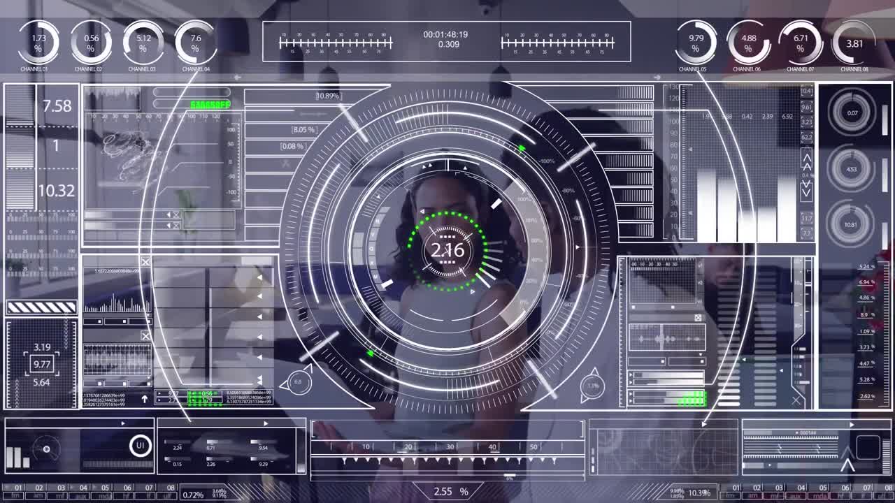 animación del procesamiento de datos en la pantalla digital y fallos sobre diversos empresarios en la oficina.