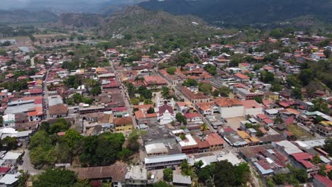 el avión desciende a la iglesia católica y la plaza del parque central en copan hnd