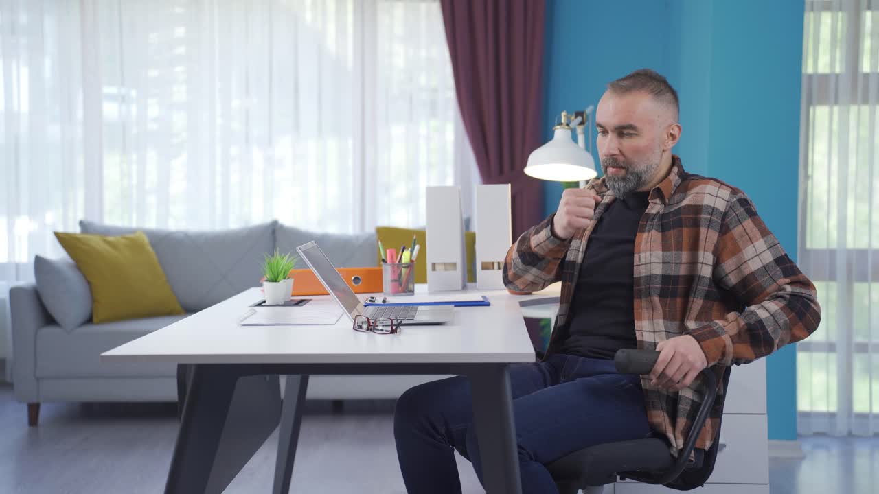 좌절한 프리랜서 사업가가 사기를 잃습니다.