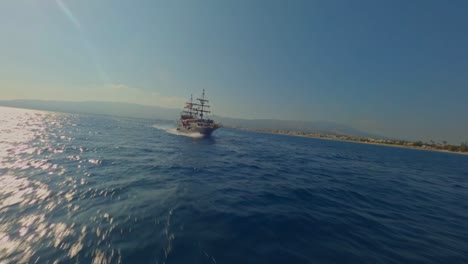 Fpv-Aerial---Annäherung-An-Ein-Touristisches-Piratenschiff