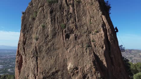 Hombre-Escalada-En-Roca-Vista-Aérea-Del-Deportista-Rappel-Montaña-En-La-Panocha,-El-Valle-Murcia,-España-Mujer-Rapel-Bajando-Una-Montaña-Escalando-Una-Gran-Roca