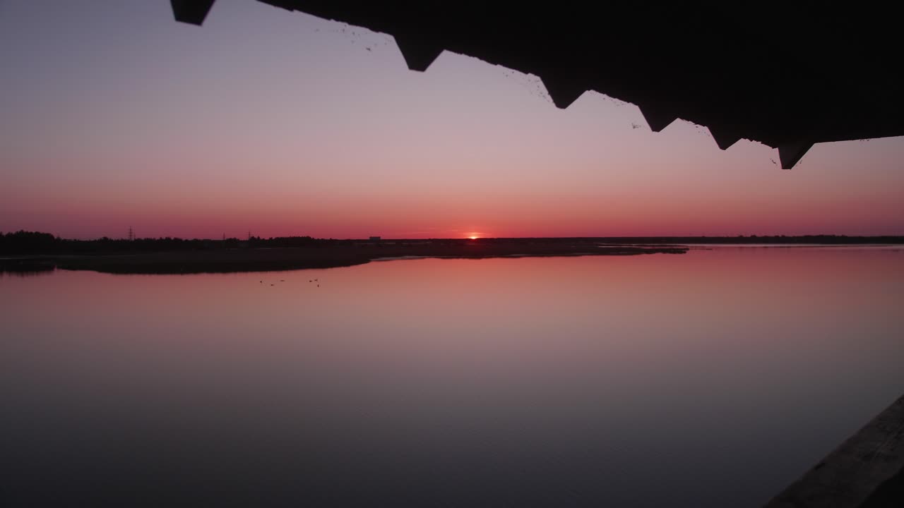 escena del lago filmada desde una torre de observación de aves. 4k