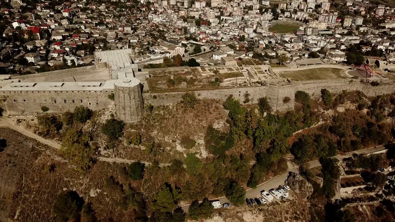 vista desde un avión no tripulado del castillo de gjirokaster, albania, balcanes, europa vista panorámica de la mayor parte del castillo
