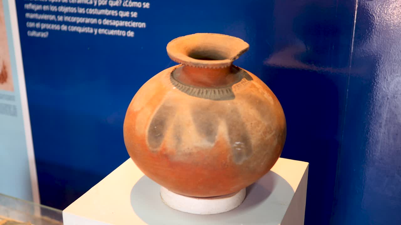 una antigua olla de arcilla en el museo, mompox, colombia