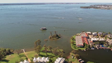 revelación de pequeños barcos de isla, vapor de remos y casas y apartamentos en el lago mulwala, nsw, australia