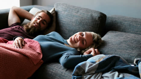 pareja relajándose en el sofá en casa 4k