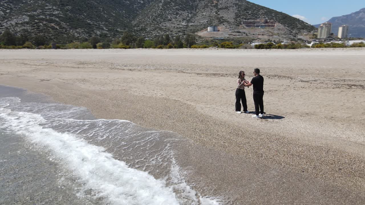 해변에 있는 젊은 커플의 사랑