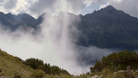 lapso de tiempo de niebla moviéndose a través de las montañas en un valle y al final está completamente nublado