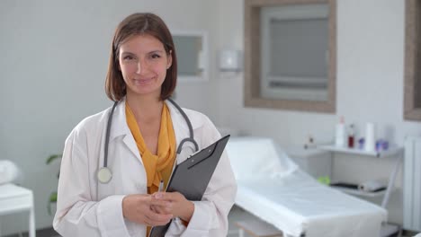 la doctora sonríe a la cámara.