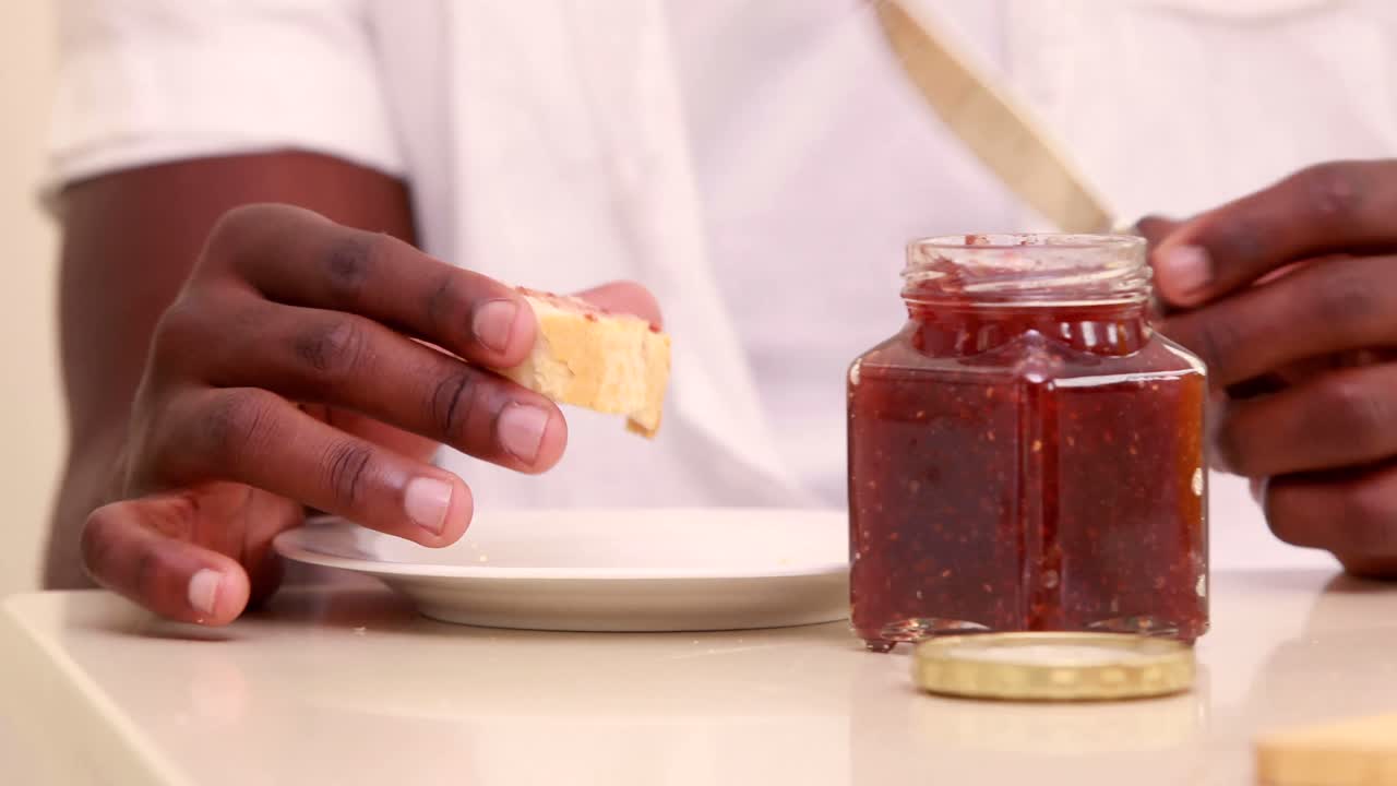 아침 식사를 하는 남자