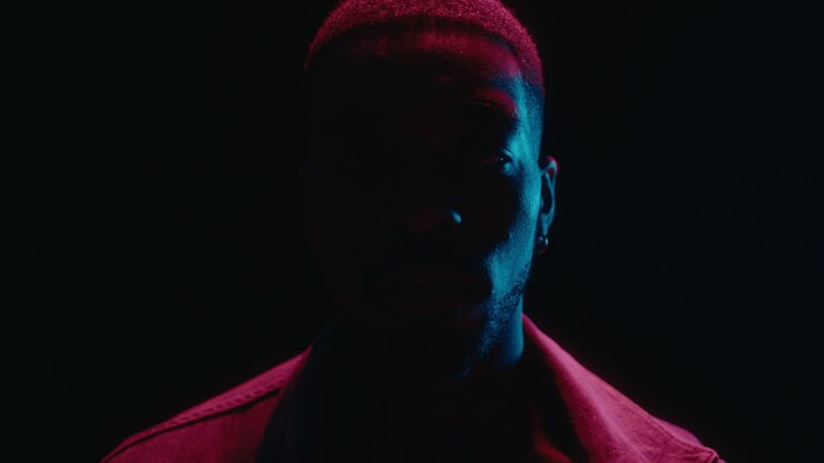 Video ritratto di uomo nero sotto luci al neon