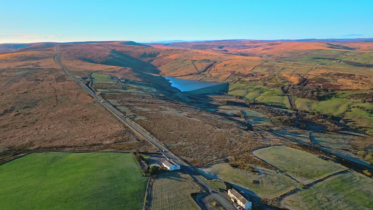 황금빛 땅 호수, 저수지, 페나인스의 탁 트인 전망이 있는 새들워스 무어의 시골길에서 교통의 공중 드론 영상