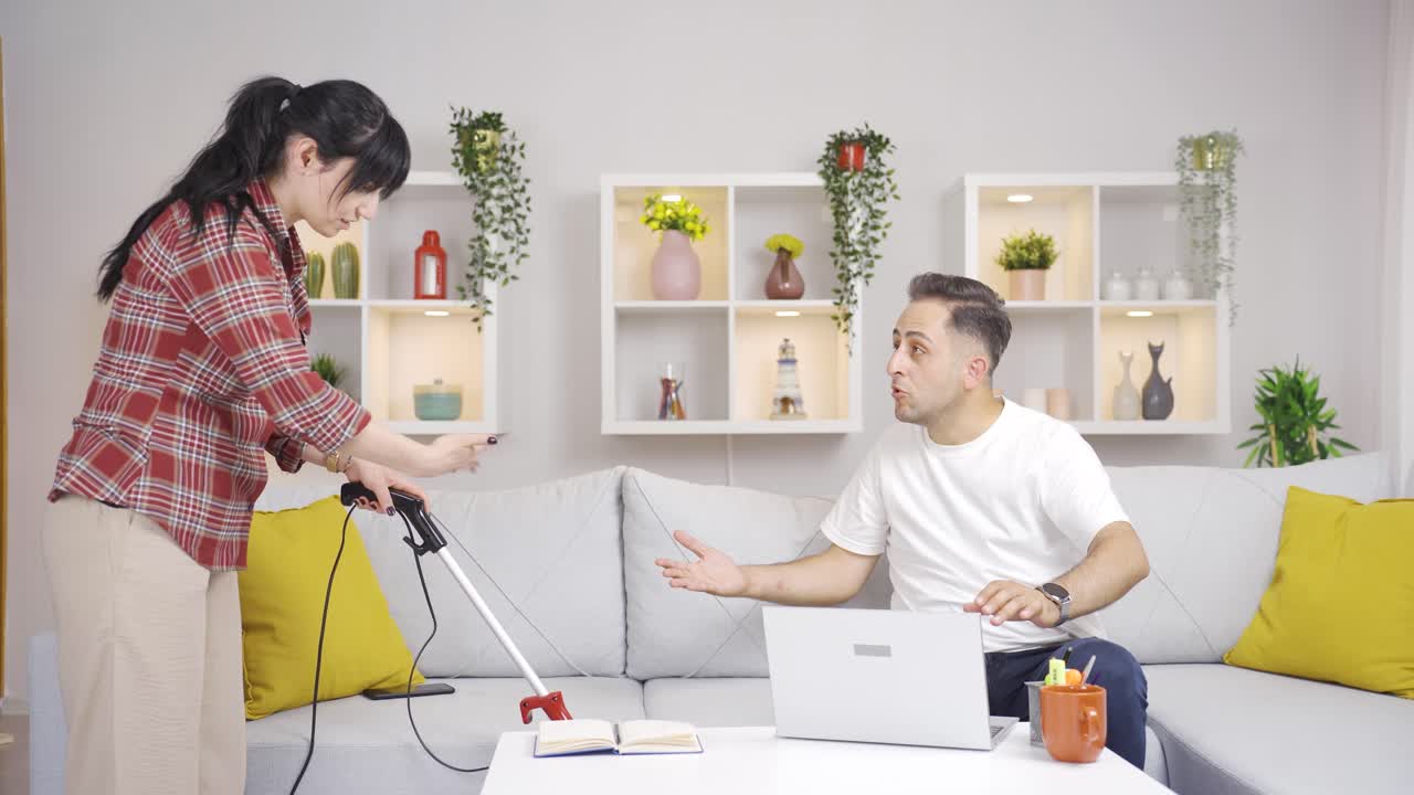 남자가 집에서 일하는 동안, 여자는 집을  ⁇ 습니다.