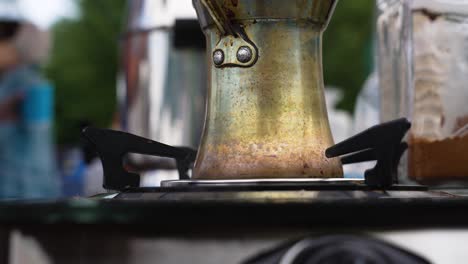 espresso griego elaborado en una olla de metal