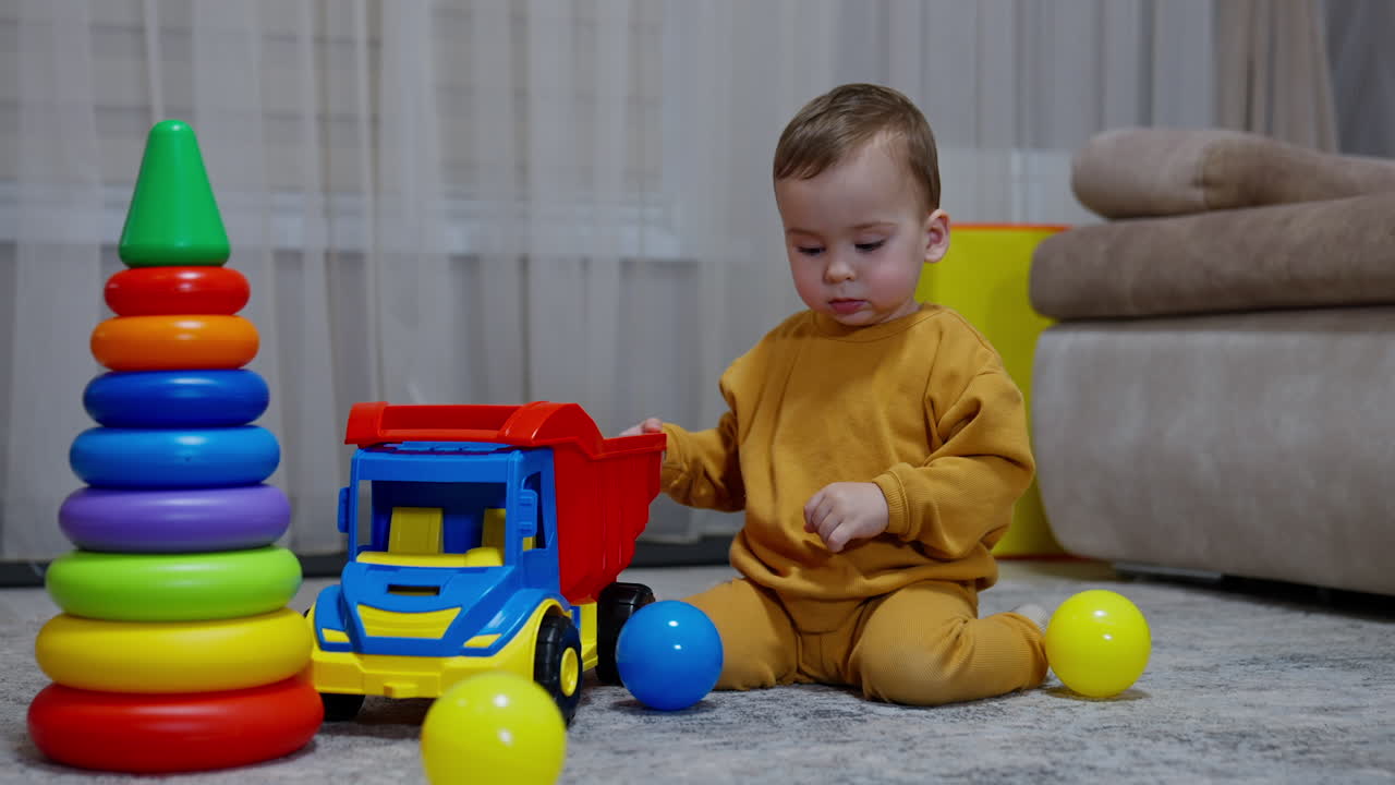 bebé jugando con juguetes