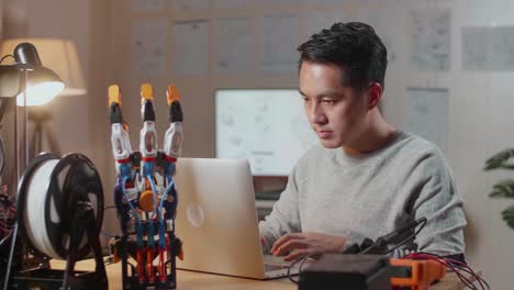 ingeniero que trabaja en un proyecto de robótica