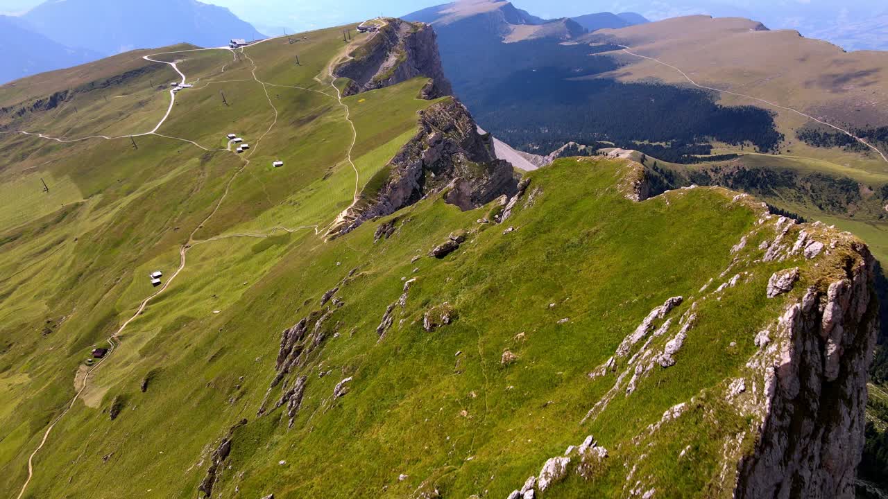 vistas aéreas con drones de la cordillera de seceda patrimonio mundial de la unesco en los dolomitas, italia