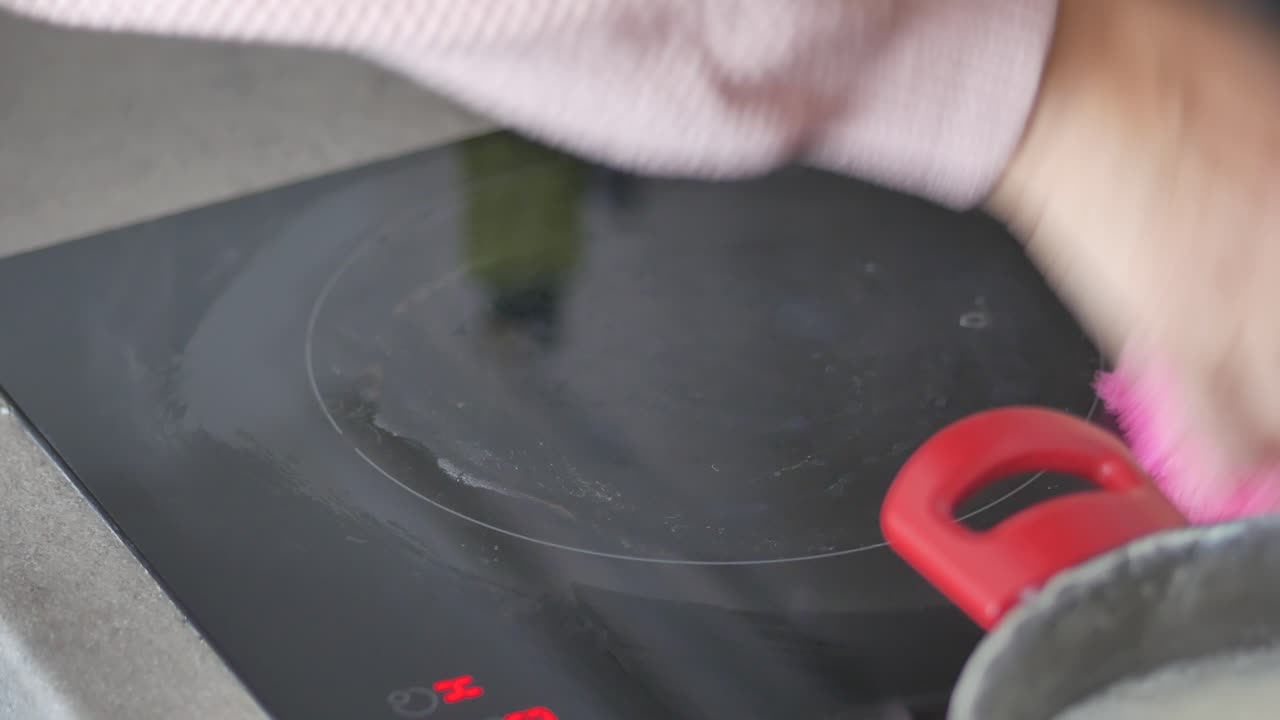 주방 스토브 를 청소 하는 것