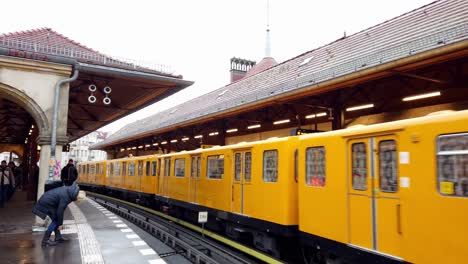 Berliner-U-Bahn-Fährt-An-Einem-Regnerischen-Tag-In-Kreuzberg-In-Den-Bahnhof-Ein