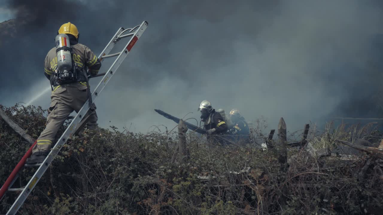 bomberos en acción en una finca en llamas en chile