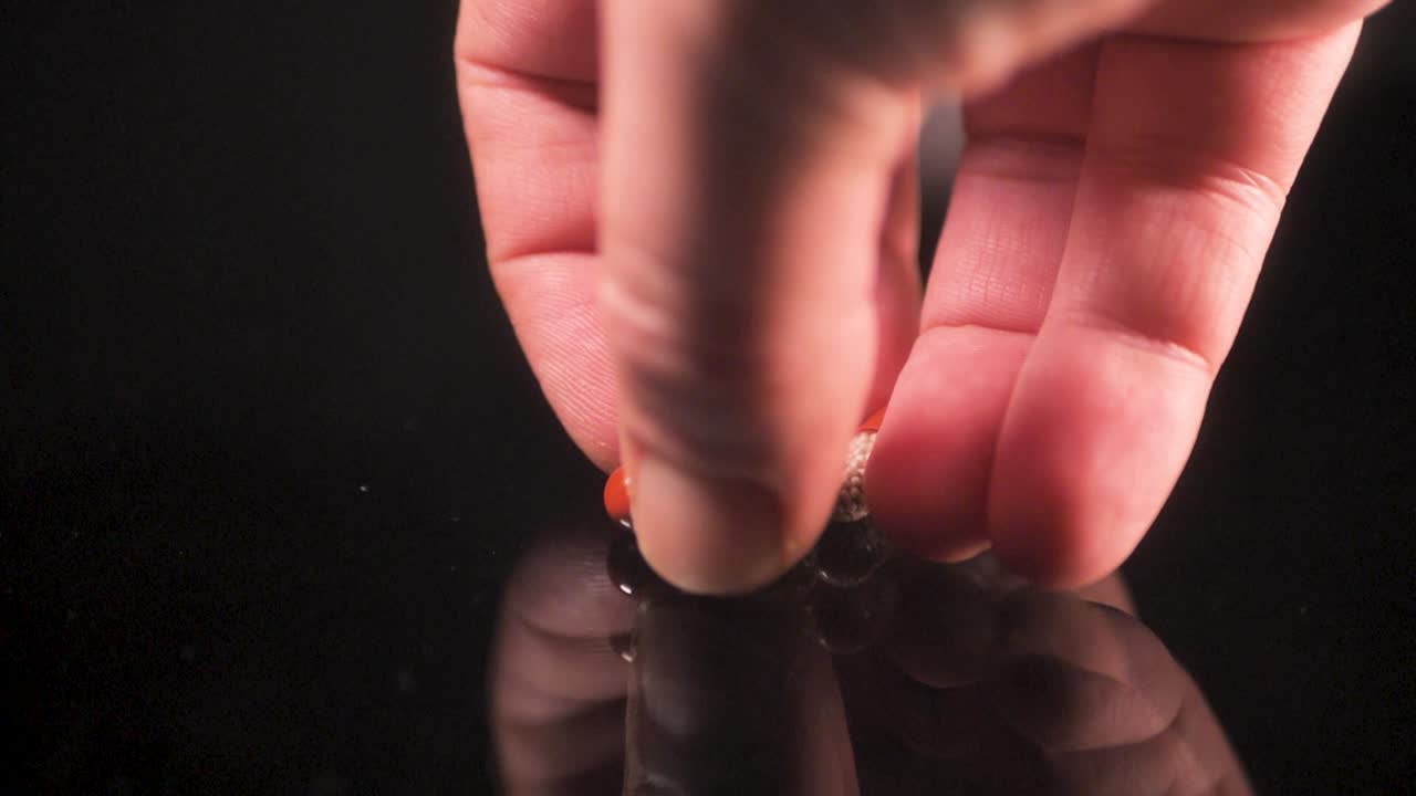 그 남자는 테이블, 효소, 췌장 치료에서 약을 집어든다