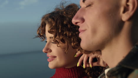 Pareja-Joven-Disfrutando-De-La-última-Luz-Del-Atardecer-En-La-Playa.-Mujer-Y-Hombre-Posando-Ante-La-Cámara