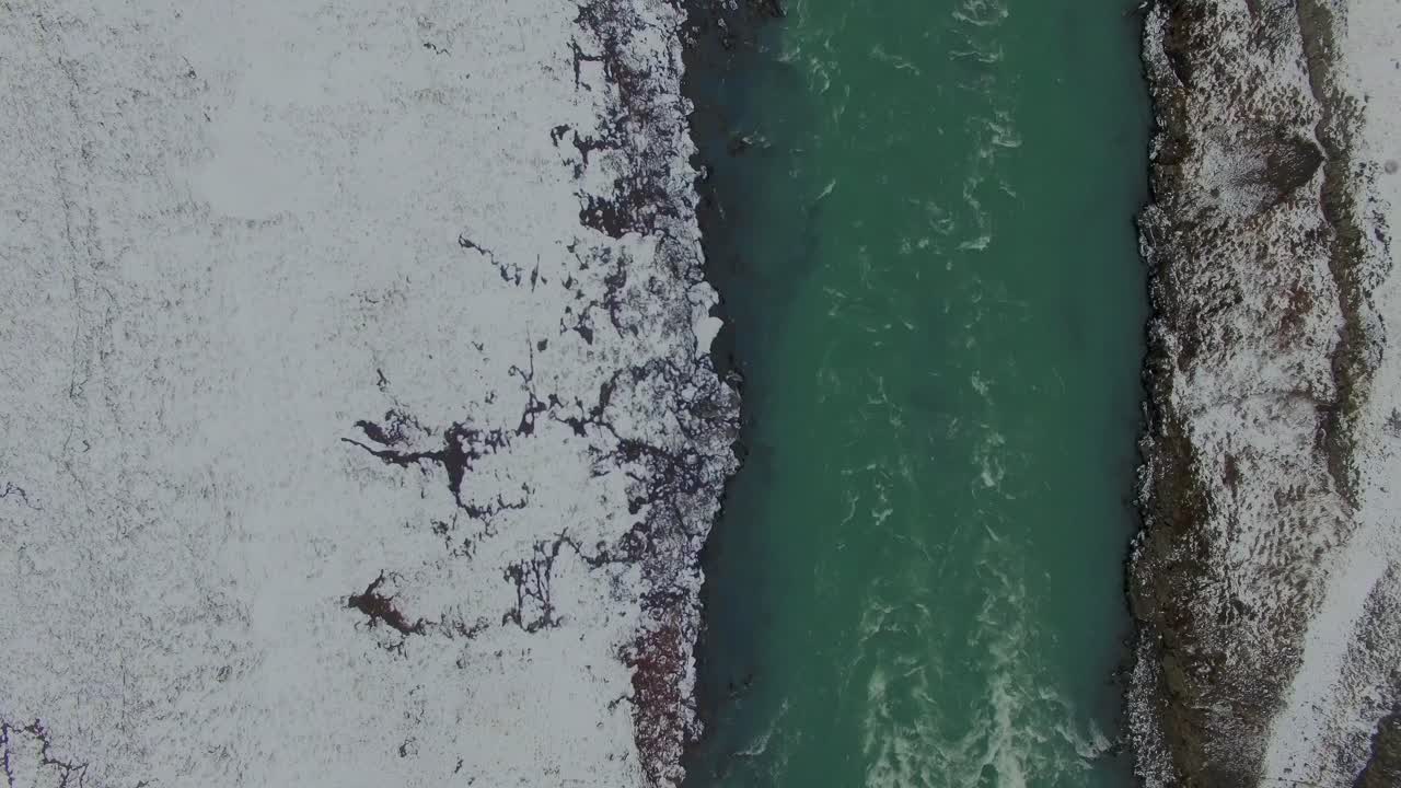 겨울 눈 덮인 강 오버 헤드 스크롤 오른쪽 오버 헤드 드론 4k의 아이슬란드
