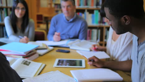 Menschen-Lernen-Zusammen-In-Der-Bibliothek