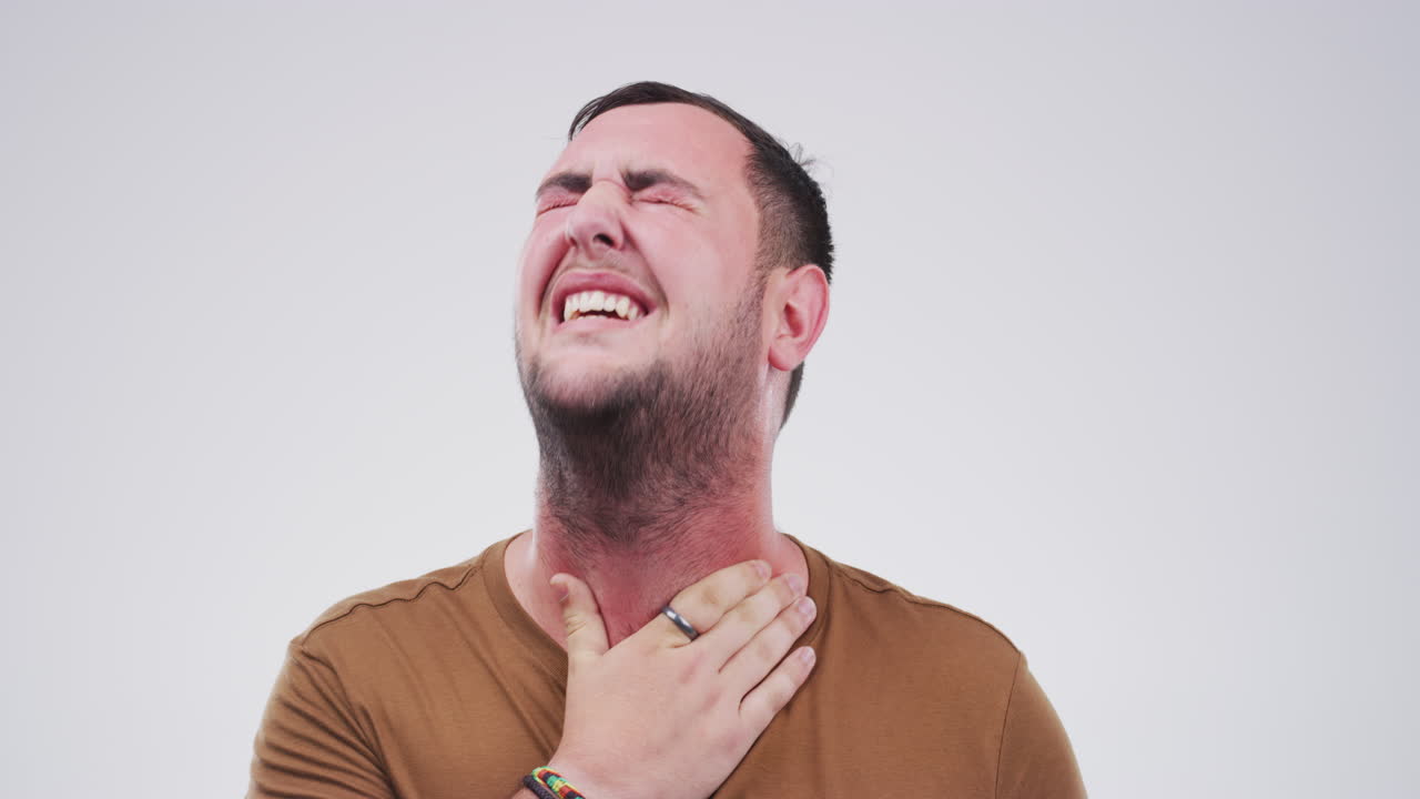 debería hacer gárgaras con agua tibia y salada.