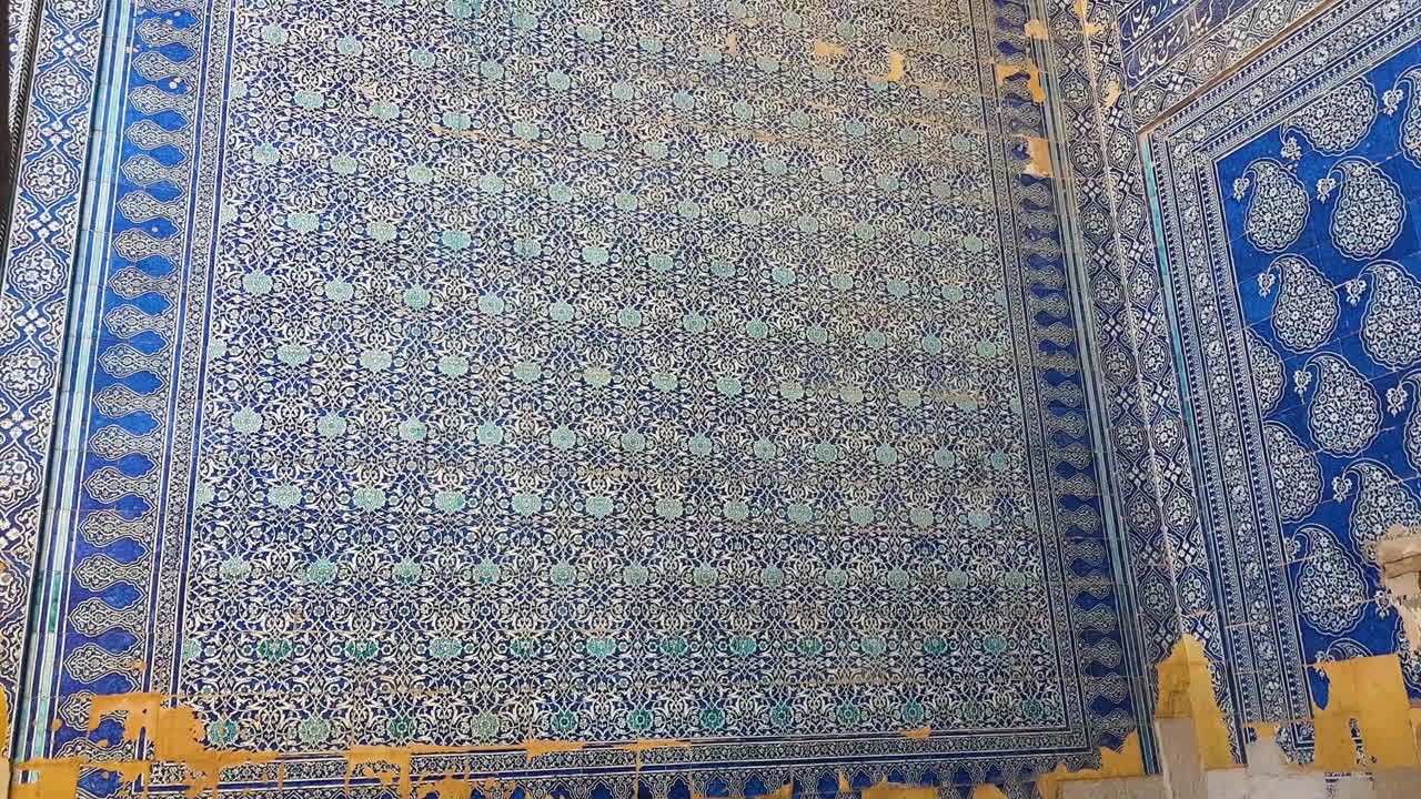 paredes en la antigua ciudad amurallada de khiva, uzbekistán, revelando la toma