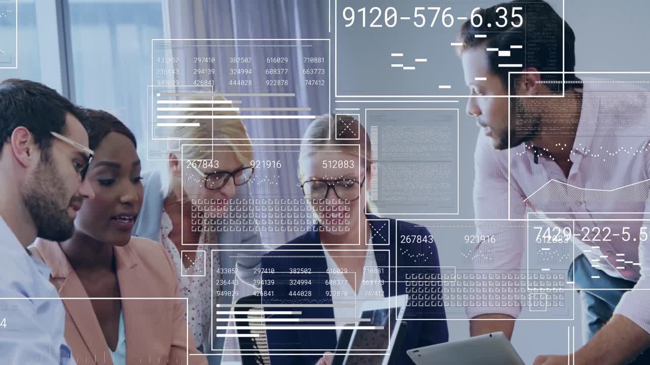 animación del procesamiento de datos financieros sobre diversas personas de negocios en la oficina