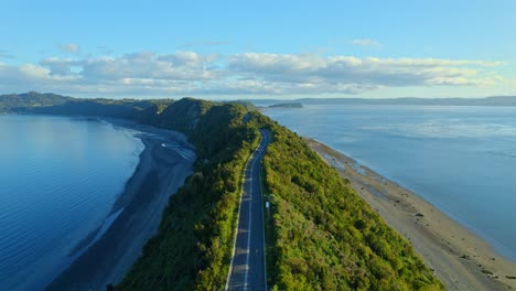 Luftbild-Drohnenlandschaft-Eines-Schmalen-Wasserkanals-Auf-Den-Patagonischen-Chiloé-Reiseküsteninseln-In-Patagonien,-Chile