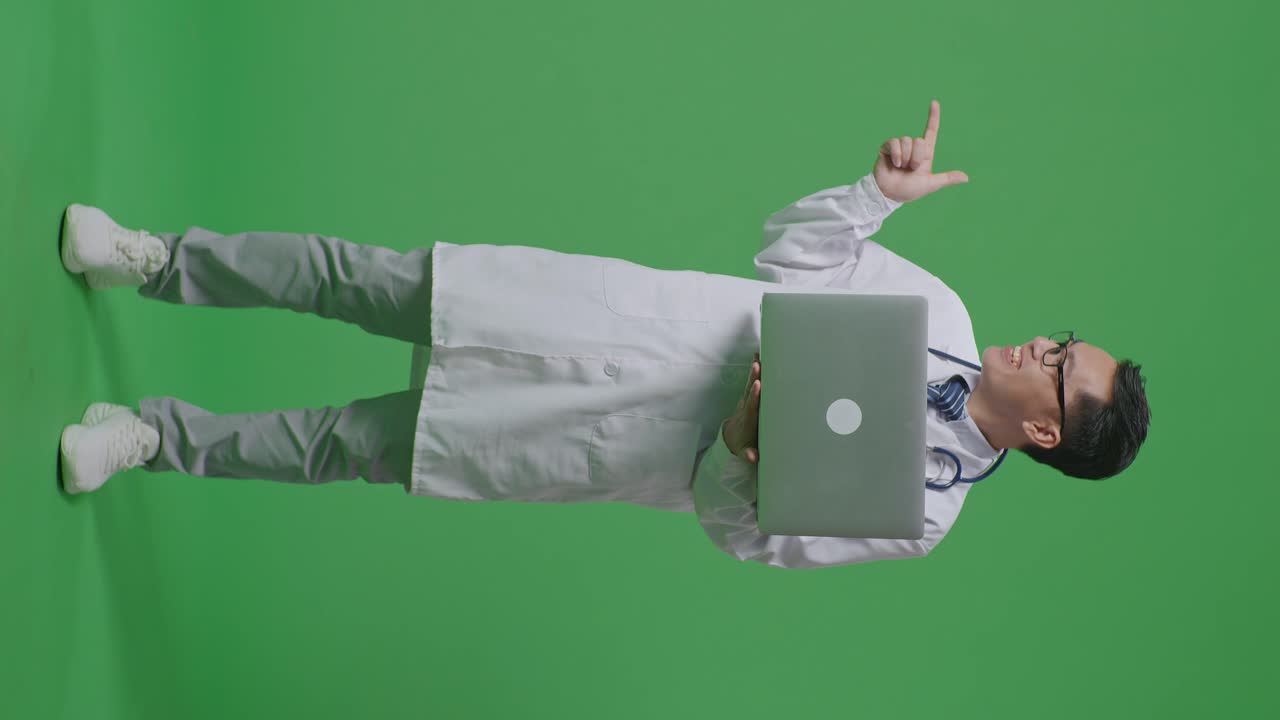 médico con la computadora portátil y apuntando