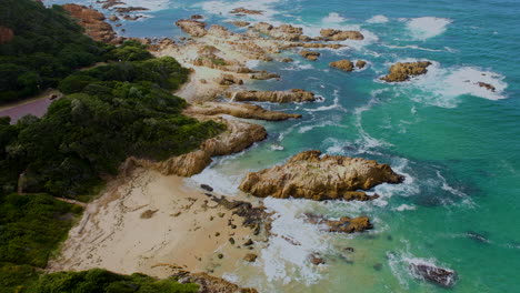 Tropical-water-and-idyllic-coastline-at-The-Heads-in-Knysna---lookout-point-view