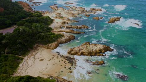 Tropisches-Wasser-Und-Idyllische-Küste-An-Den-Köpfen-In-Knysna---Aussicht-Auf-Den-Aussichtspunkt